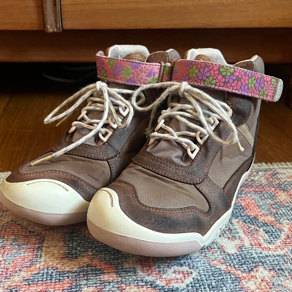 Girls Plae high tops with flower velcro tabs